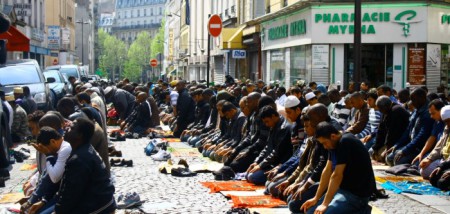 Buổi cầu kinh  của người Hồi giáo tại Pháp