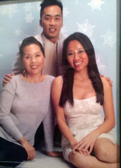 Cô Nguyễn Thị Thanh Tín (phải) trong một bức hình chụp chung với Mẹ và anh trai. Hình do gia đình cung cấ