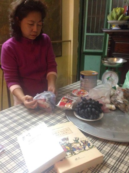 Chị Hà vợ anh Nguyễn Hữu Vinh (Anh ba Sàm) đang chuẩn bị đồ thăm nuôi