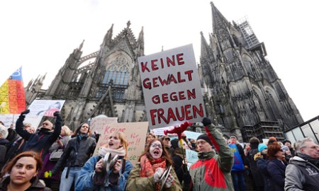 Nhiều cuộc biểu tình đã diễn ra sau vụ việc nhiều phụ nữ Đức bị tấn công tình dục. Ảnh www.theguardian.com