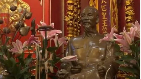 Tượng ông Hồ Chí Minh trong không gian tâm linh của Đại Sứ Quán VN tại Nga. Ảnh và chú thích: BBC