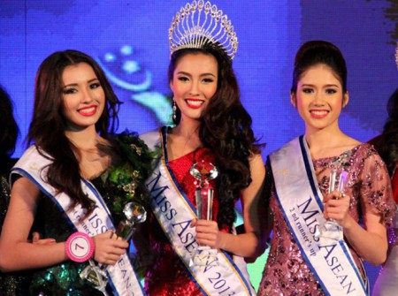 Đồng Thanh Vy (ngoài cùng bên phải)  trong đêm trao giải cuộc thi Miss ASEAN 2013. Ảnh: Vincent Tran.