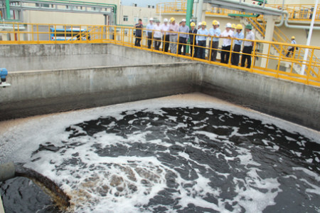 Đoàn công tác của Bộ trưởng Trần Hồng Hà khảo sát trực tiếp nơi xử lý nước thải của Formosa hôm 28-4 - Ảnh: Văn Định. Tuổi Trẻ