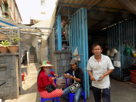 Những đồng hương và “đồng nghiệp” trẻ của “ngoại Mai” ở Phnom Penh. Ảnh chụp tháng 3 năm 2016.