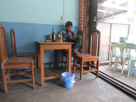 Bia Myanmar và đàn ông Miến Điện. Ảnh chụp ở Rangoon tháng 4 năm 2016