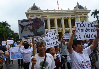 Người dân Hà Nội biểu tình chống tập đoàn Đài Loan Formosa ở trung tâm thành phố Hà Nội vào ngày 01 tháng 5 năm 2016. AFP photo