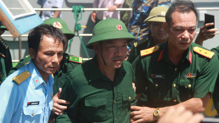Phi công Nguyễn Hữu Cường được cứu sống và đưa lên bờ, nhưng đồng đội của anh thiệt mạng