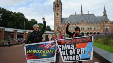 Hồng Nga và giáo sư Jonathan London tường thuật trực tiếp trên trang Facebook của BBC Tiếng Việt ngay cạnh các nhóm người biểu tình của cả bên ủng hộ Philippines lẫn bên ủng hộ Trung Quốc, trước cổng toà PCA