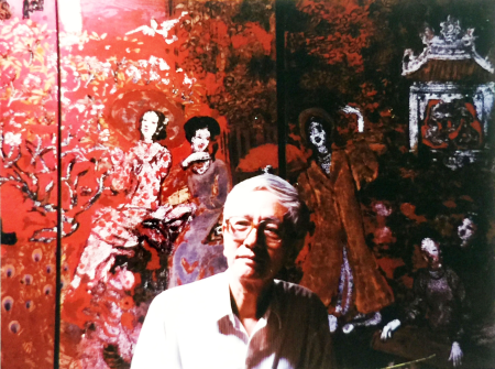 hư Phong 1990 chụp trước bức danh hoạ "Vườn Xuân Trung Nam Bắc" của Nguyễn Gia Trí  [nguồn: tư liệu ĐQA Thái & Nguyễn Tường Giang] 