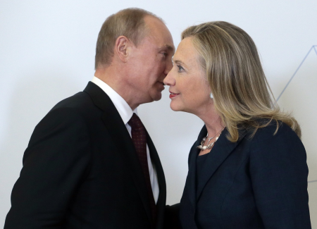 Tổng thống Putin gặp Ngoại trưởng Clinton tại hội nghị APEC tháng 9 năm 2012 tại thành phố Vladivostok của Nga. (Ảnh của Mikhail Metzel/via AP) 