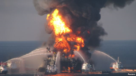 Các tàu chữa cháy cố gắng trấn áp ngọn lửa gây ra cho giàn khoan Deepwater Horizon năm 2010. (Ảnh US Coast Guard/Reuters)