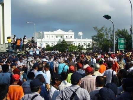  Hình 3: Cư dân biểu tình trước cổng khu tổ hợp Mạch Liêu