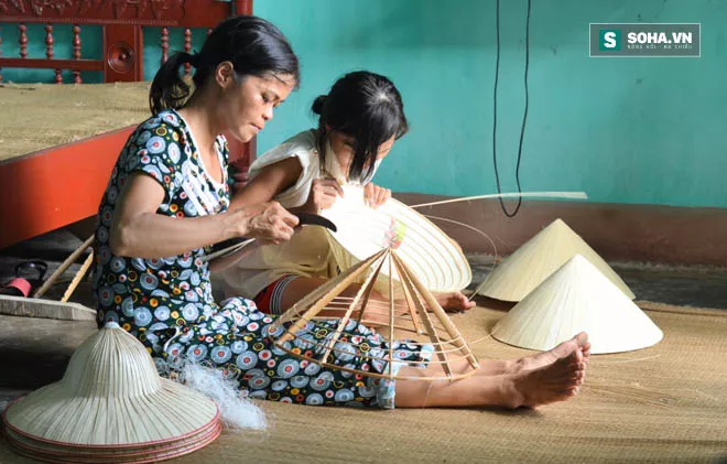 Làm ruộng chỉ đủ tiền đóng góp cho làng, xã, chị Toàn phải làm thêm nghề phụ để có tiền trang trảng cuộc sống.