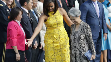 Bà Hà Tinh cầm cái bóp trị giá 11 USD khi gặp phu nhân tổng thống Mỹ Michelle Obama tại Nhà Trắng - Ảnh: AP