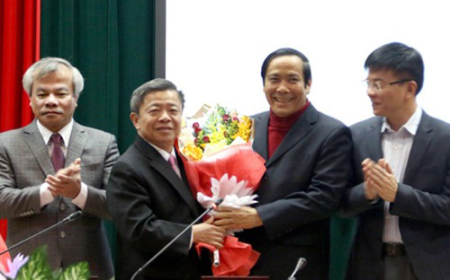 Hình 10: Ông Nguyễn Thanh Bình, tân Phó ban Tổ chức Trung ương tặng hoa chúc mừng ông Võ Kim Cự được bầu làm Bí thư Tỉnh ủy Hà Tĩnh 
