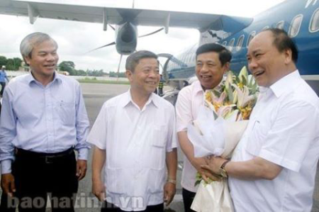 Chủ tịch UBND tỉnh Võ Kim Cự đón tiếp Phó Thủ tướng Nguyễn Xuân Phúc đến thăm Vũng Áng hồi tháng 9/2014.