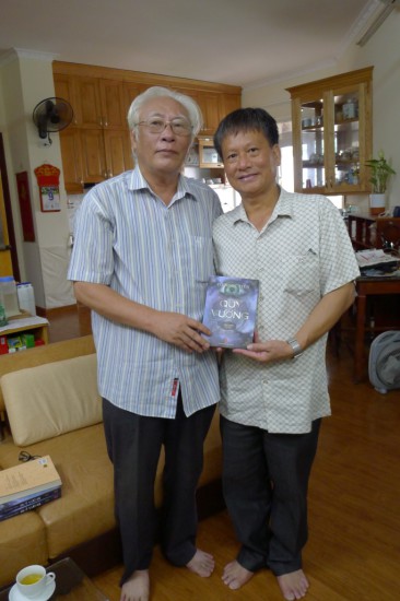 Nhà văn Vũ Ngọc Tiến (bên trái)