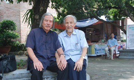 Ông Trịnh Xuân Giới (phải) với tác giả. Nguồn: Báo TP 