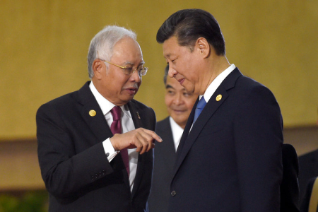 Thủ tướng Najib Razak và Chủ tịch ông Tập Cận Bình tại hội nghị thượng đỉnh Manila năm ngoái. (Ảnh Susan Walsh/Associated Press)