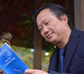 Trịnh Xuân Thanh đang nghiên cứu cuốn “Khai Sáng Kỷ Nguyên Thứ Hai- Dự án chính trị Dân chủ đa nguyên” của Tập Hợp Dân Chủ Đa Nguyên. Ảnh NBG
