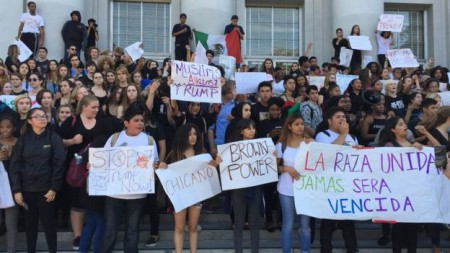 Hàng nghìn sinh viên học sinh xuống đường phản đối Donald Trump thắng cử tổng thống (ảnh Bùi Văn Phú)