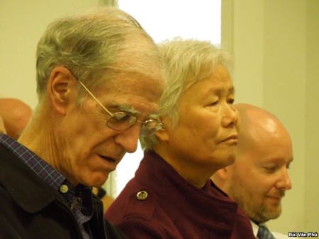 Giáo sư John Schafer, bên trái, và hiền thê Cao Thị Như Quỳnh và Ryan Nelson (ảnh Bùi Văn Phú)