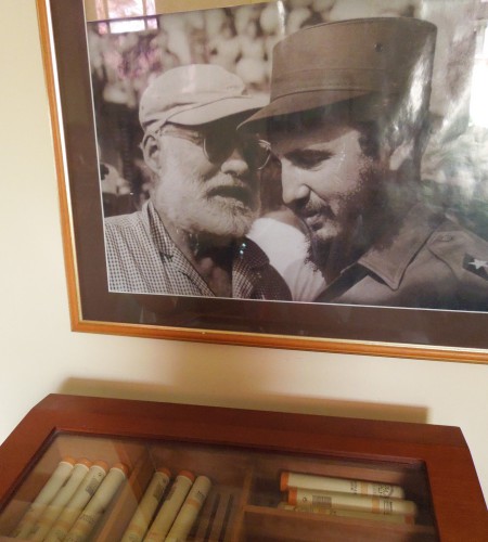 Ảnh chụp Chủ tịch Fidel Castro, bên phải, và nhà văn Mỹ Ernest Hemingway treo trong quán ăn ở ngoại thành Havana, nơi Hemingway viết tác phẩm “Ngư ông và biển cả” (ảnh Bùi Văn Phú)