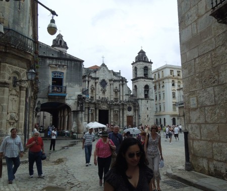 H04: Du khách thăm Phố Cổ Havana (ảnh Bùi Văn Phú)