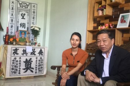 Thượng tướng Tô Lâm thăm động viên gia đình Thiếu tá Ngô Quang Cường, CBCS Phòng Cảnh sát Môi trường đã hy sinh. Ảnh báo A.N.T.Đ