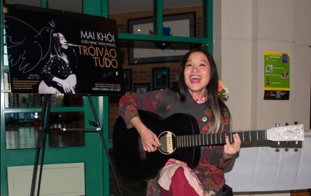 Ca sĩ Mai Khôi trong buổi hát ở vùng Thủ đô Washington ngày 8/1/2017 (ảnh: FB Khai Nguyen)
