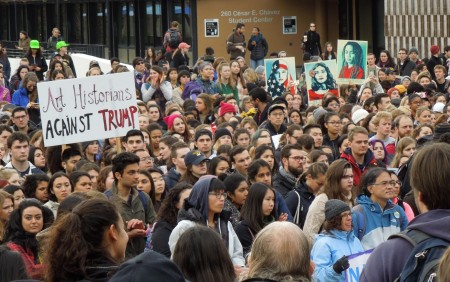 Sinh viên Đại học Berkeley xuống đường phản đối Tổng thống Donald Trump trong ngày ông nhậm chức 20/1/2017 (ảnh: Bùi Văn Phú)