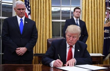 TT Donald Trump lỳ quyết định rút khỏi TPP