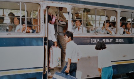 Thuyền nhân vượt biển trong trại tị nạn ở Galang, Indonesia 1986 (Ảnh: Bùi Văn Phú)