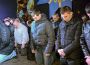Công an Ukraine quỳ gối xin tha lỗi